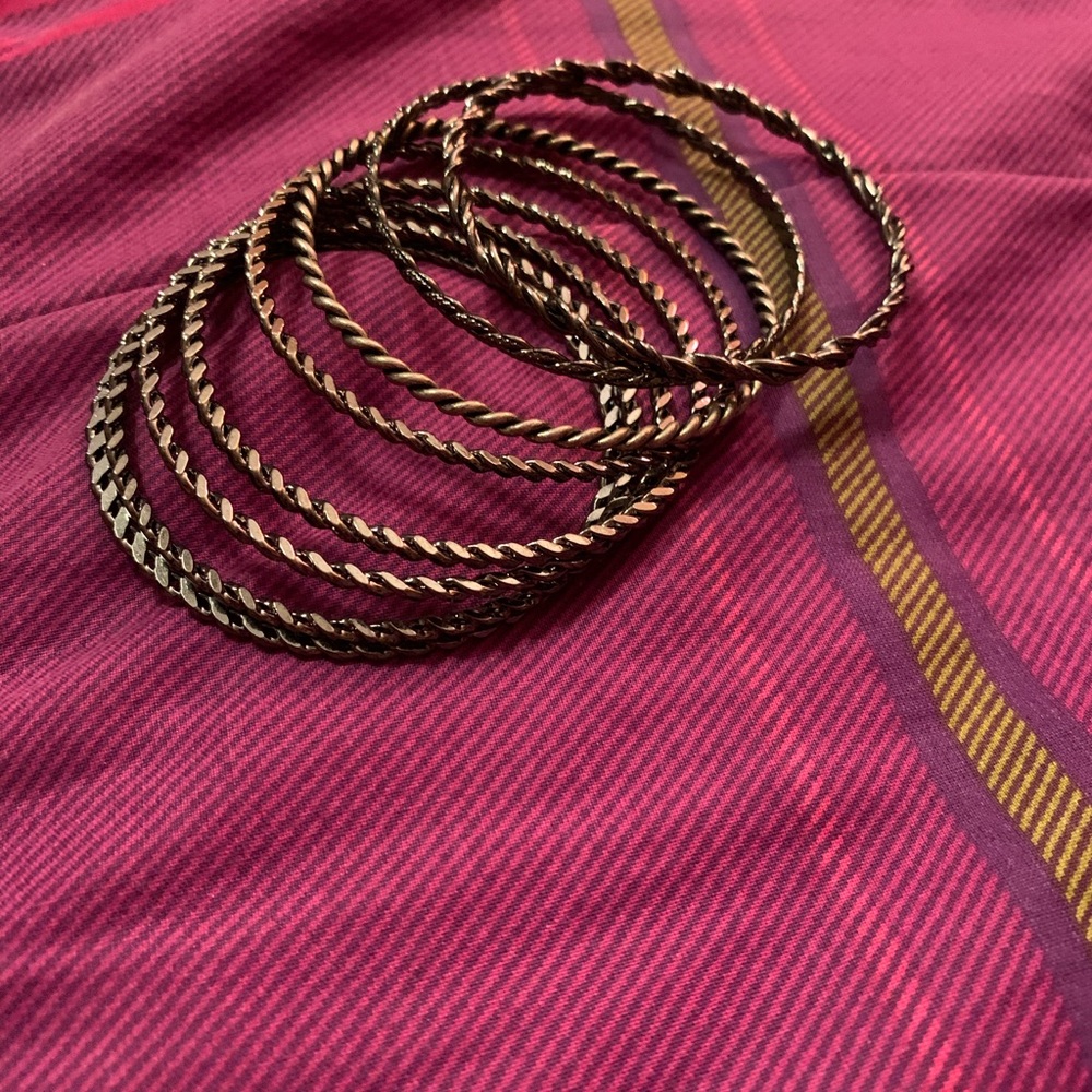 8 bracelets - Picture 2 of 2